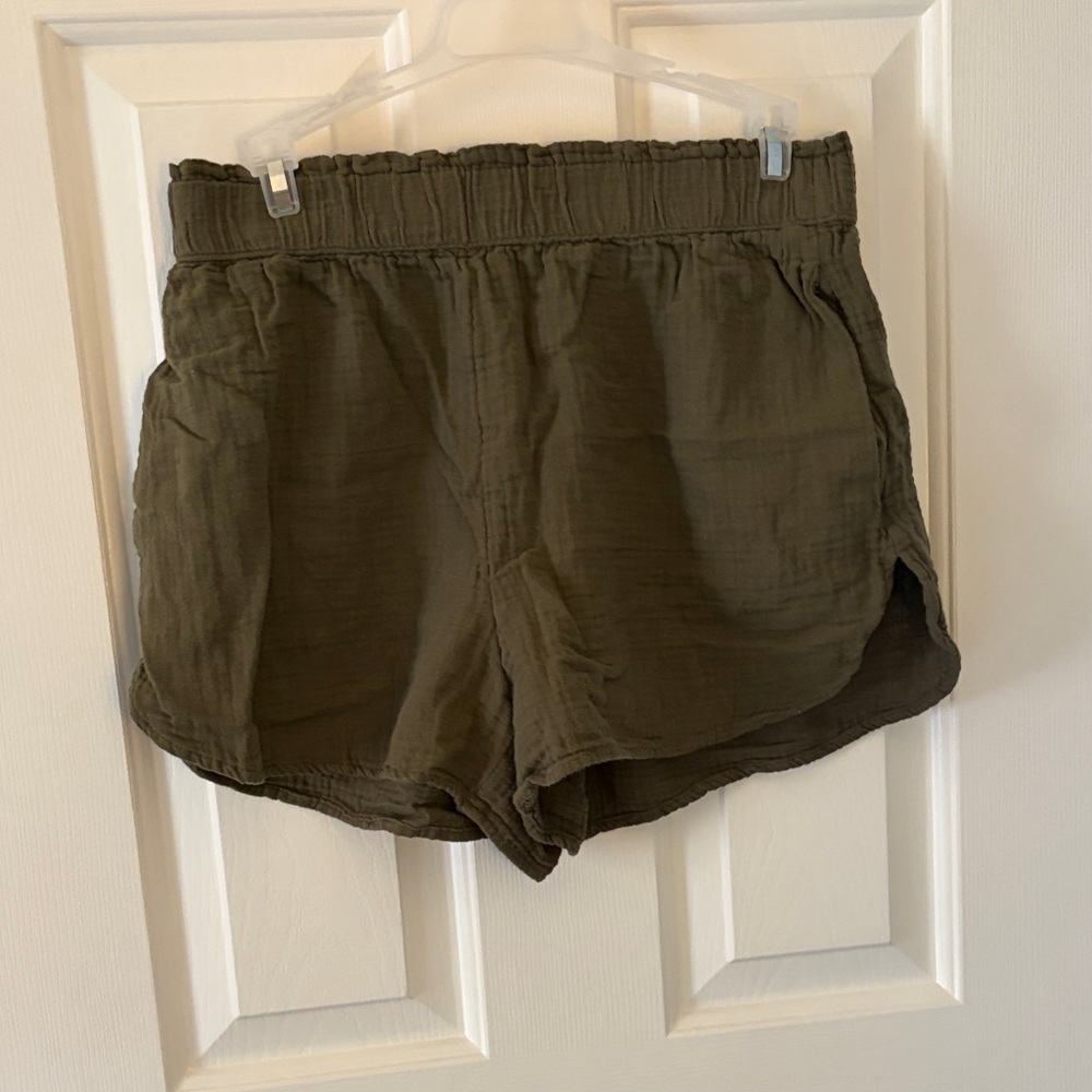 Universal threads Olive Green Women's Shorts size medium